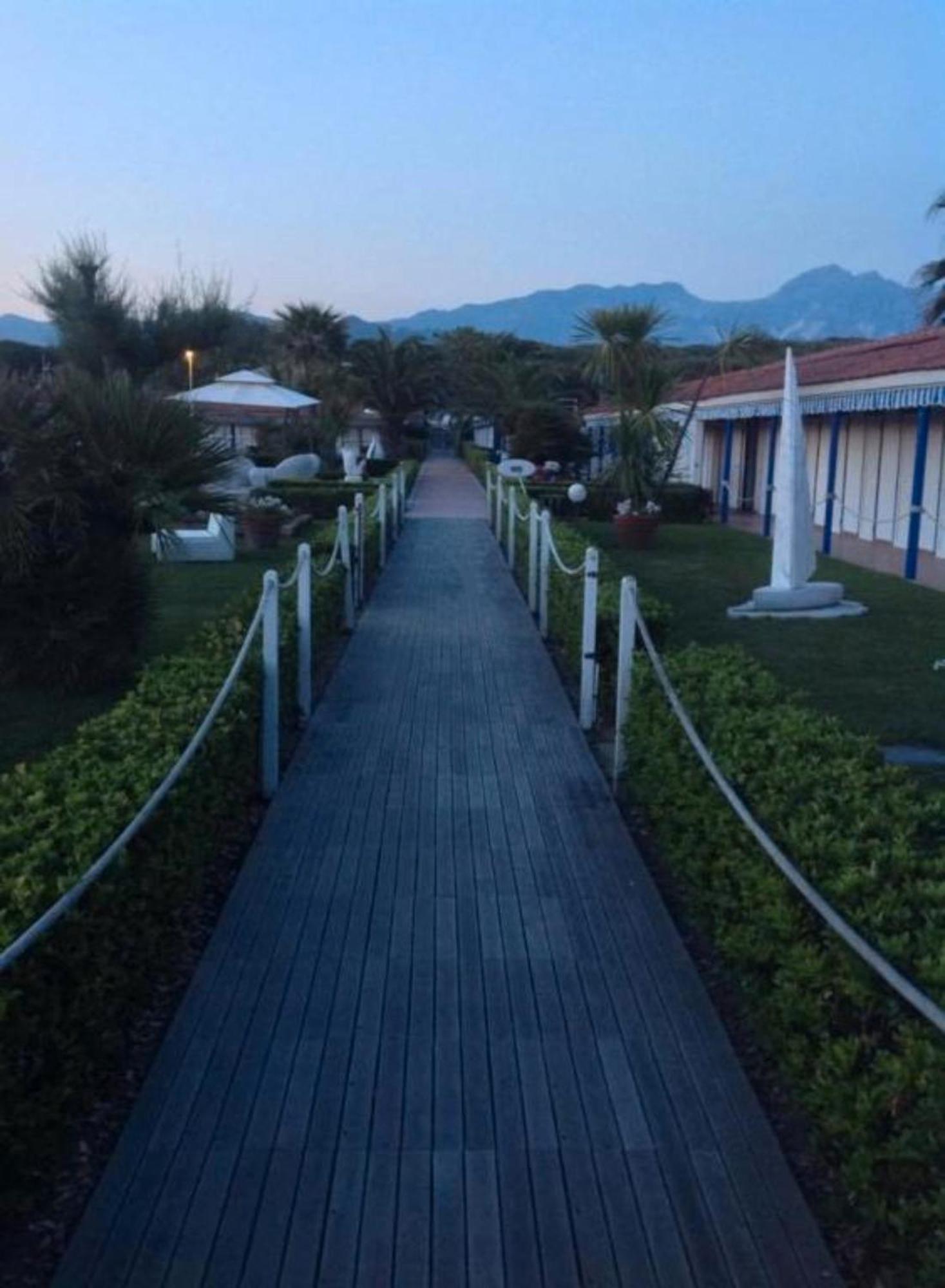 Bed And Breakfast Bagno Venezia Marina Di Carrara Exterior foto